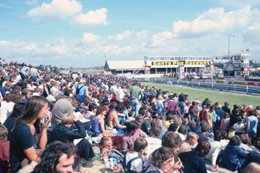 crowd2.JPG