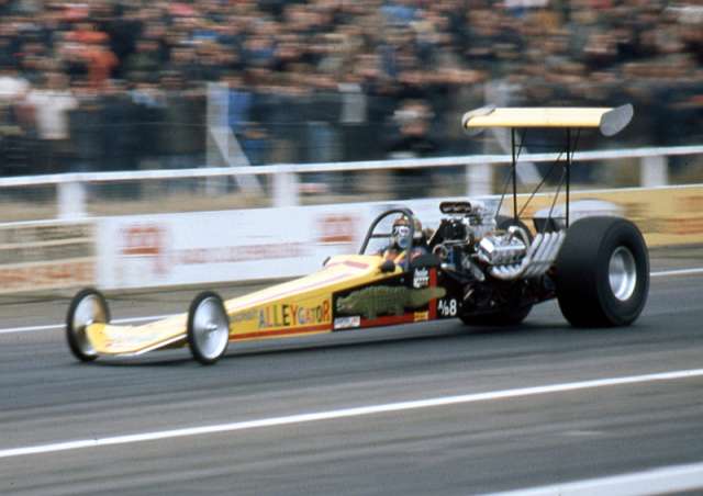 SH016-800.jpg - Allan Herridge and the Ashphalt Alleygator