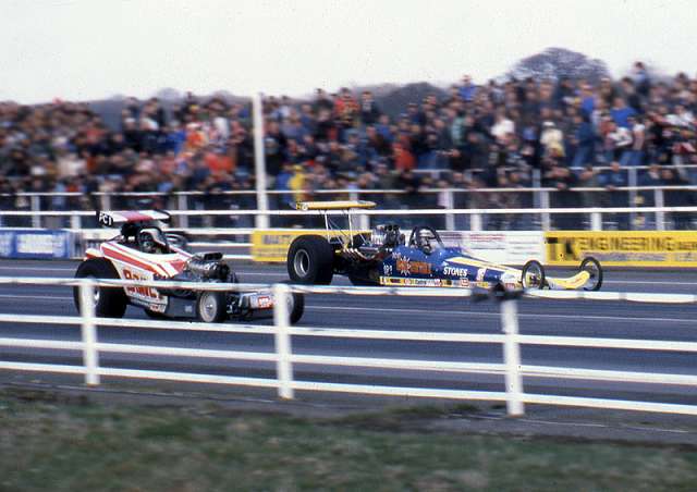 SH182-800.jpg - Classic British Pro comp race. The Page brothers Panic and Gerry Andrews Hemi Hunter 2