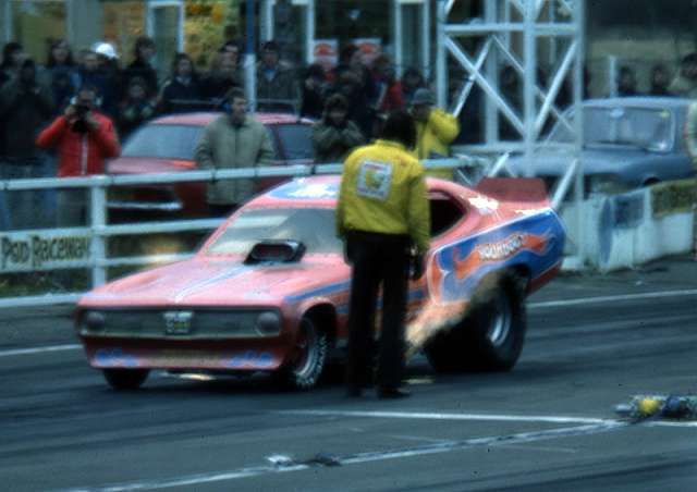 SH208-800.jpg - Nobby waits with the fire breathin Houndog