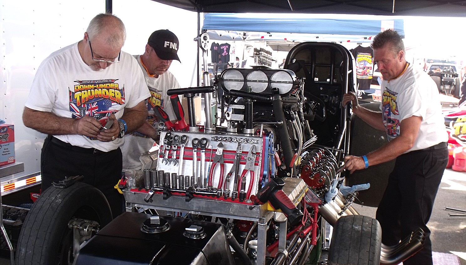 Bazz is hands on with the between rounds maintenance work