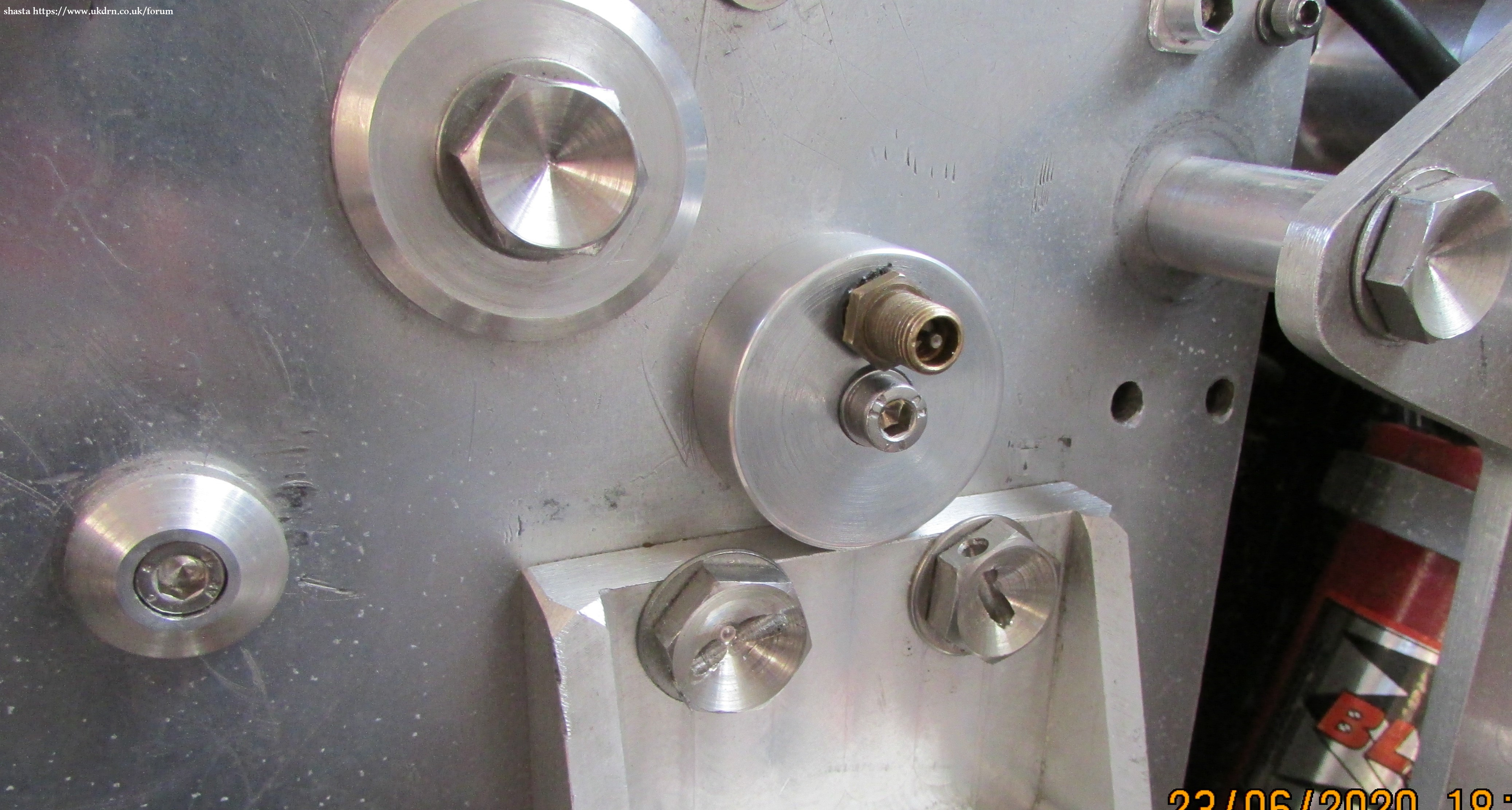 Filling point on transmission plate